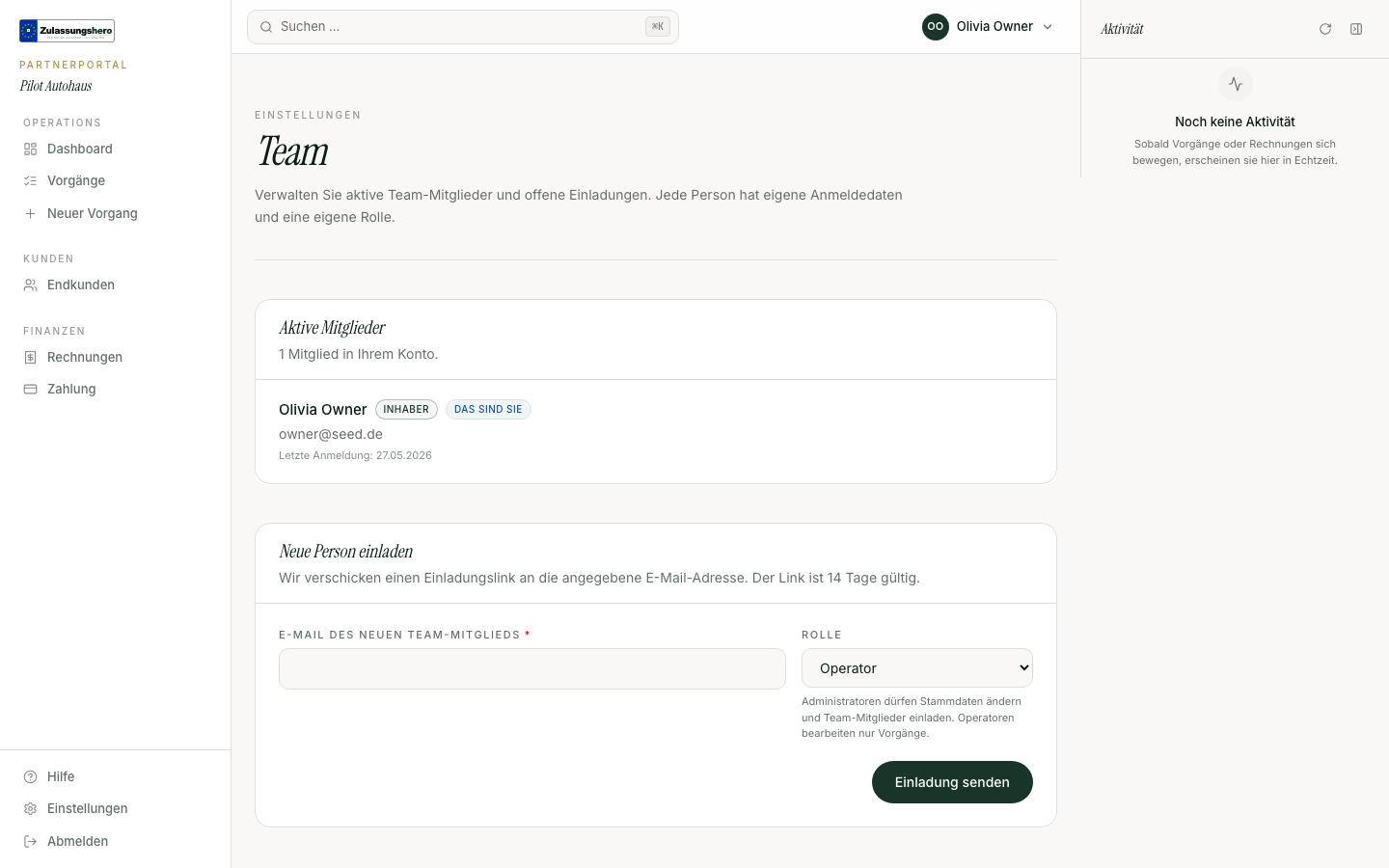 Liste aller Team-Mitglieder mit Rolle und Status. Button „Mitglied einladen“ rechts oben.